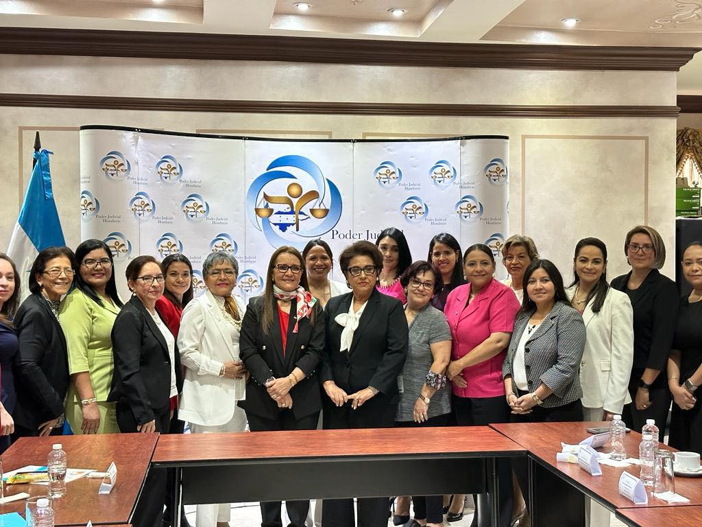 Secretaría de la Mujer y funcionarias del Poder Ejecutivo se reúnen con la presidenta de la CSJ para tratar temas de género y derechos